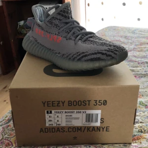 Yeezy - Säljer ett par yeezy beluga 2.0!använda max 10 gånger Cond: 8,5/10 för mer frågor skriv gärna ett meddelande! Buda