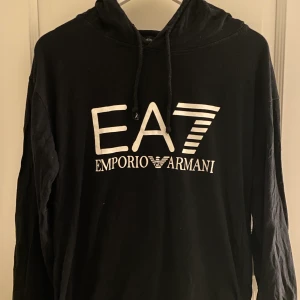 EA7 Armani kofta - En Armani kofta som är i fint skick. Den är använd men kommer tyvärr inte till användning längre. 