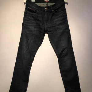 Tommy jeans - Mörka jeans från Tommy jeans, slim, bra skick. Pris går att diskutera.