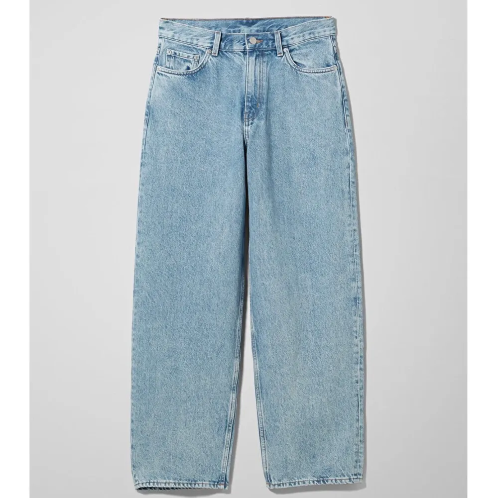 Super fina jeans ☺️ Modellen är Rail mid loose straight jeans, och storleken är 24/30. Jeansen sitter tightare vid rumpan och är raka i bena. Är i super bra skick och färgen passar till allt🥰 vid snabb affär kan priset diskuteras 🌸. Jeans & Byxor.