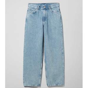 Super fina jeans ☺️ Modellen är Rail mid loose straight jeans, och storleken är 24/30. Jeansen sitter tightare vid rumpan och är raka i bena. Är i super bra skick och färgen passar till allt🥰 vid snabb affär kan priset diskuteras 🌸