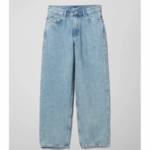 Weekday jeans - Super fina jeans ☺️ Modellen är Rail mid loose straight jeans, och storleken är 24/30. Jeansen sitter tightare vid rumpan och är raka i bena. Är i super bra skick och färgen passar till allt🥰 vid snabb affär kan priset diskuteras 🌸