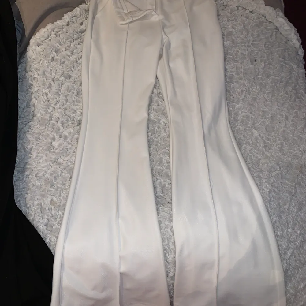 Vita kostymbyxor med sömn på framsidan och baksidan i mitten av benen. Bootcut som Formar benen jättesnyggt. Använd fåtal gånger. Storlek M men passar S med💕. Jeans & Byxor.