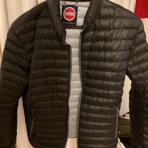 Colmar dunjacka - Säljer nu min jacka som är av märket colmar nypriset på den var 3100 säljer den för halva priset då jag känner att min garderob blivit full