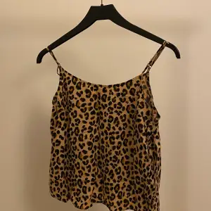 T shirt med leopardmönster köpt från h&m för 150kr och säljs för 20kr. Säljer den för att är för liten flr mig. Den är i jätte bra skick. Köparen står för frakt!❤️🙂