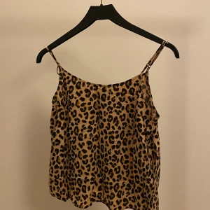 Leopard t shirt  - T shirt med leopardmönster köpt från h&m för 150kr och säljs för 20kr. Säljer den för att är för liten flr mig. Den är i jätte bra skick. Köparen står för frakt!❤️🙂