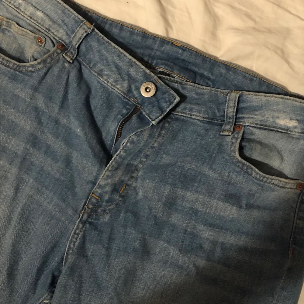 Mom jeans från H&M med stora hål i knäna. Hund och katt finns i hemmet. . Jeans & Byxor.