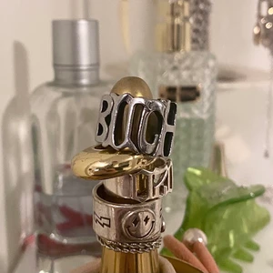 BITCH RING - Säljer min ascoola ”BITCH” ring. 🤩 Storlek 7. Köpt från ett UF-företag. 💞😈👩‍🎤💝 Perfekt skick!! Högsta bud: 210kr 