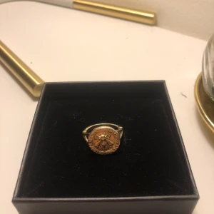 &otherstories ring - Säljer min super fina ring från &otherstories i guld! Passar till allt och är så snygg! Blir inte grön!