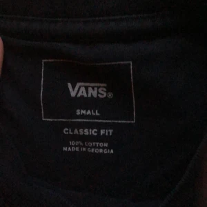Vans  - Vans svart t shirt Small. Passformen är bra och den sitter tajt och bra. Den är i bra skick och har använt den 5 gånger ungefär och fick den förra året fårn vans store