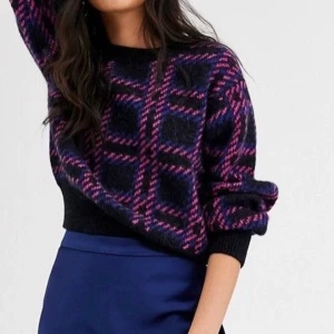 other stories - stickad - Säljer nu min i princip oanvända stickade tröja från &other stories , den kliar eller sticks inte alls och är endast använd en gång. Skriv privat om du har frågor eller vill ha mer bilder!