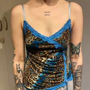 Leopard top - Vääääldigt snygg top som sitter skitsnyggt på, kommer dock inte till användning så säljer den nu o hoppas på att någon annan kan glädjas av den 🌟🌟 köpt på second hand  