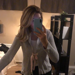 Odd Molly kofta - En superfin stickad odd Molly kofta. Ljusgrå med ljusrosa band. Nypris : 1800kr. Pruta går på alla annonser