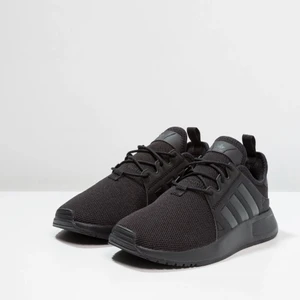 adidas originals skor - Tja säljer ett par adidas skor. Rätt så enkla skor passar till typ allt.  Lånade bilder. Storleken är 36 och 2/3 