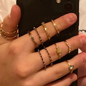 Ringar - Dessa ringar köptes med dem andra ringarna som är upplagda före detta inlägg men tyckte att dem skilde sig en aning så de får en egen annons😅 samma sak här 4 st för 50kr eller alla för 150kr inklusive frakt❣️