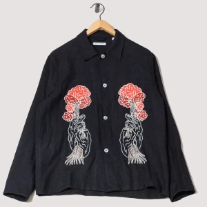 Our Legacy skjorta med broderier - Jättefin broderad overshirt i en lite tjockare ylle- och linneblandning. 🌹