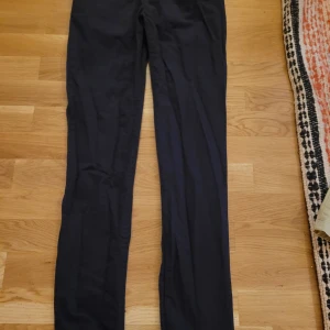 Chinos från gina st 34. - Båda är sparsamt använda så är i nyskick. Mörkblå och beige st 34. 25 kr st båda för 40.