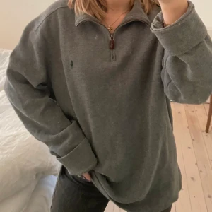 Ralph lauren tröja - En vintage Ralph Lauren tröja är i storlek L men passar från S-XL. Har ett litet hål på ena underarmen, men det ser man inte. Buda i kommentarerna. Högsta bud just nu:310kr 💞 Budgivning avslutas 11/12 (fredag) köps direkt för 500!!