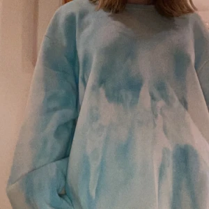 super fint blått tiedye set - blått tiedye mjukis set. jättemysigt och man ser väldigt brun ut! 200 kr för hela setet och 130kr om du vill köpa separat(shipping inte inräknat). tröjan är i storlek L för att vara oversized och byxorna är S men passar även M🤍🤎