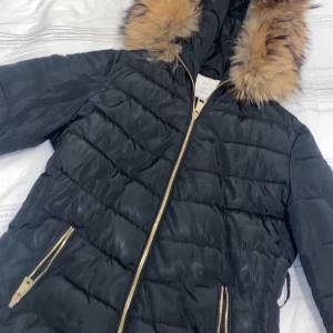 Vinterjacka storlek M - Det är en fin och varm jacka som jag bara har använt i en vinter eftersom jag fick en ny. Den är fårn Belle Shoes och är storlek 38 den har även en fluffig äkta päls. 