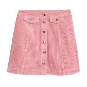 Säljer min rosa Manchester kjol från HM i stl 34😊 Använd 1 eller 2 gånger så den är i nyskick. Priset kan diskuteras då frakten inte ingår. Skriv vid intresse eller ifall du har frågor:)