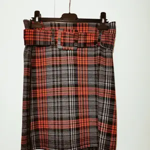 Plaid Skirt från Gina, right fit. Röd/svart/vit med matchade tygbälte. Använd max 5 gånger. 