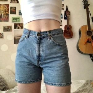 Levis Shorts - Säljer dessa suuuperfina jeansshorts från Levis! Jättefint skick, har dock en liten lagning på rumpan men det syns knappt🤍 sitter perfekt på mig som har storlek 27-28 på jeans. kan mötas i Göteborg, annars tillkommer frakt :)