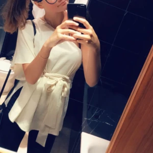 Zara blus  - Säljer denna superfina blusen från zara i storlek small. Köptes år 2019 och är endast använd 1 gång:) Kan antingen mötas upp i Göteborg eller skicka på posten🤗