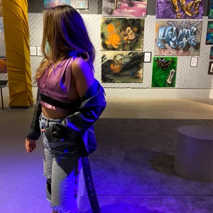 Topp - Lila topp med knyte i hals och baktill. Sydd för hand av återanvända tyger för en hållbar miljö! Se mer på vår Instagram @figura.uf