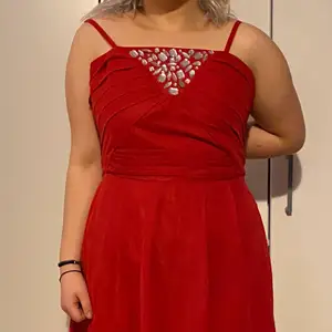 Röd klänning storlek 42 använd bara nån gång 