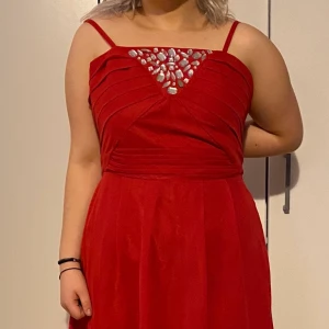 Klänning - Röd klänning storlek 42 använd bara nån gång 