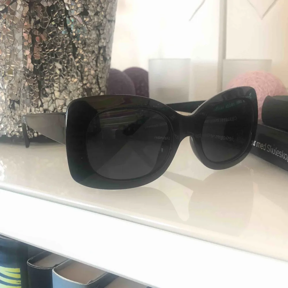 Sprillans nya och oanvända solglasögon från Vero Moda, skit snygga och sköna. Fodral medföljer. Nypris 149kr. Säljer pga har så många solglasögon. +25kr i frakt🥰. Accessoarer.