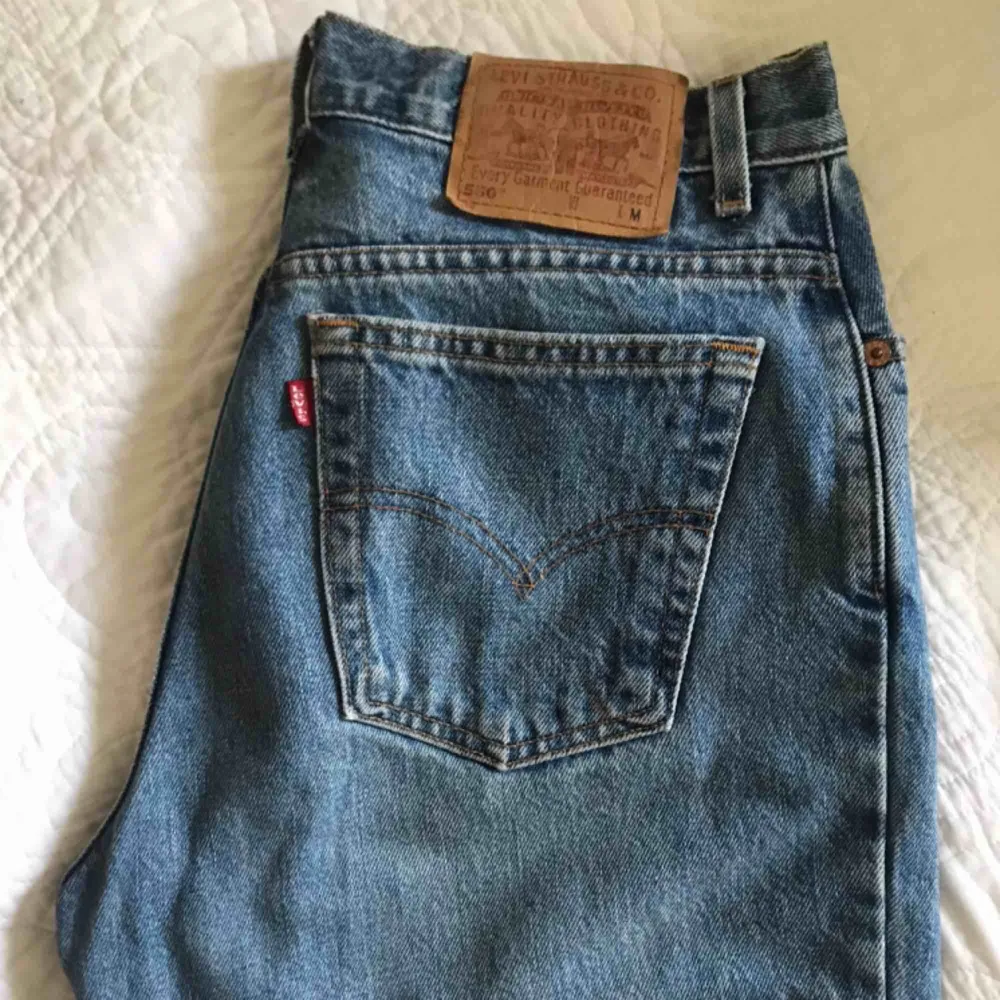 Baggy jeans från Levi’s i jättebra skick!! Modell 550. Kan mötas upp i Uppsala eller köpare står för frakt🥰. Jeans & Byxor.