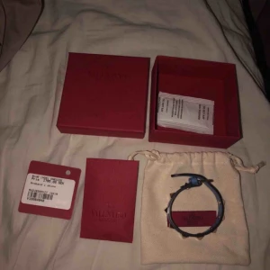 Valentino armband - Fint valentino armband, är ientligen inte intresserad att sälja men vill se vad jag kan få för bud och kommer inte sälja under 1500kr eftersom färgen är slut såld och mycket eftertraktad 