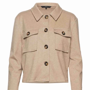  - Helt ny! Prislappen är kvar. Nypris 400kr, den är ganska tunn så de är mer än vårjacka. Storlek M 