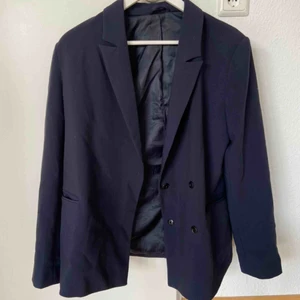  - Carin Wester kavaj, inköpt förra sommaren. Knappt använd, med lite mudd i axlarna! 