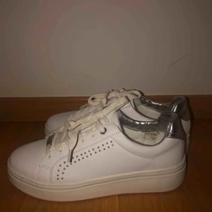  - Säljer dessa asballa skor ifrån Duffy som har silverdetaljer. Dom är helt oanvända och säljer pågrund av att de är för stora för mig. 