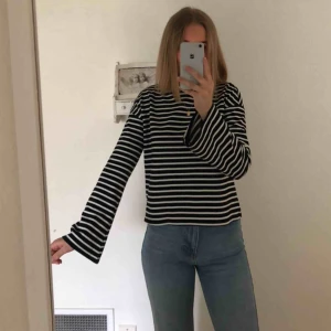  - En fin svart/vit-randig tröja från NAKD med vida armar. Använd ett fåtal gånger, passar även S!  Betalning sker via Swish och köparen står för frakten! Kan även mötas upp i närheten av bromölla, sölvesborg, kristianstad!  