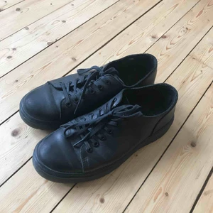 Dr martens  - Svarta läderskor från Dr martens i storlek 41!   Köparen betalar frakten!   Hör av dig om du har några frågor!!   Kram!! 