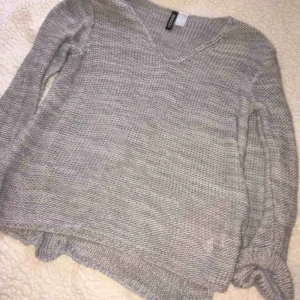  - En stickad tröja i storlek SMALL. Använd vid två tillfällen. • Köparen står för frakt!