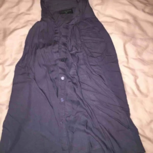  - Blå blus, använd vid ett tillfälle. Storlek XS/34. Passar även small.  Köparen står för frakt!