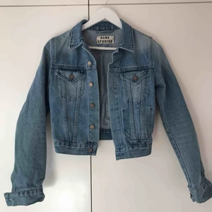 Jeansjacka från Acne  - Jättesnygg jeansjacka från Acne Studios. Väldigt bra skick då den knappt är använd!😋