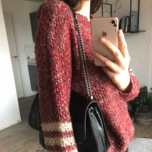  - Mysig tröja🥺 stickad och sparsamt använd! Säljer pga garderobsrensning, skriv för mer bilder❤️