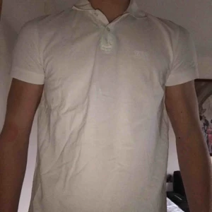  - Hugo Boss Piké. Endast använd några gånger. Nypris 799kr Kan diskutera pris!