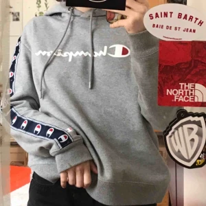  - Champion Hoodie som är väldigt sparsamt använd, super skön och mjukis material på insidan,, nyskick! JAG BJUDER FRAKTEN! betalning sker via swish💕 bara att skicka ett meddelande vid frågor/om du vill ha fler bilder mm🥳 går alltid att pruta 