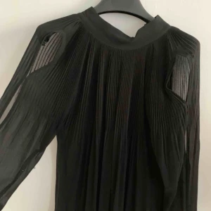  - River island blus, aldrig använd, superfint fall. Plisserad. Storlek 36. 