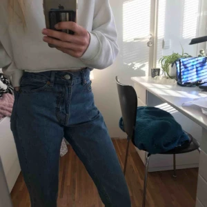  - Jättefina blå momjeans från Pull & Bear som är slitna längst ner. Storlek 32 men ganska stora i storleken, nästan lite stora för mig som vanligtvis har storlek 34/XS. Superfint skick!!🥰