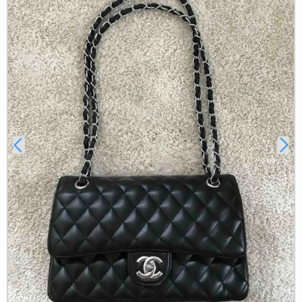 Söker en Chanel double flap medium väska i svart silver (fejk) skriv till mig om du säljer en :). Väskor.