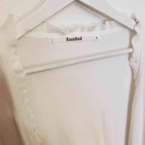  - Söt, vit kofta. Använda inte längre. Frakt tillkommer och fler bilder kan tas och skickas. 