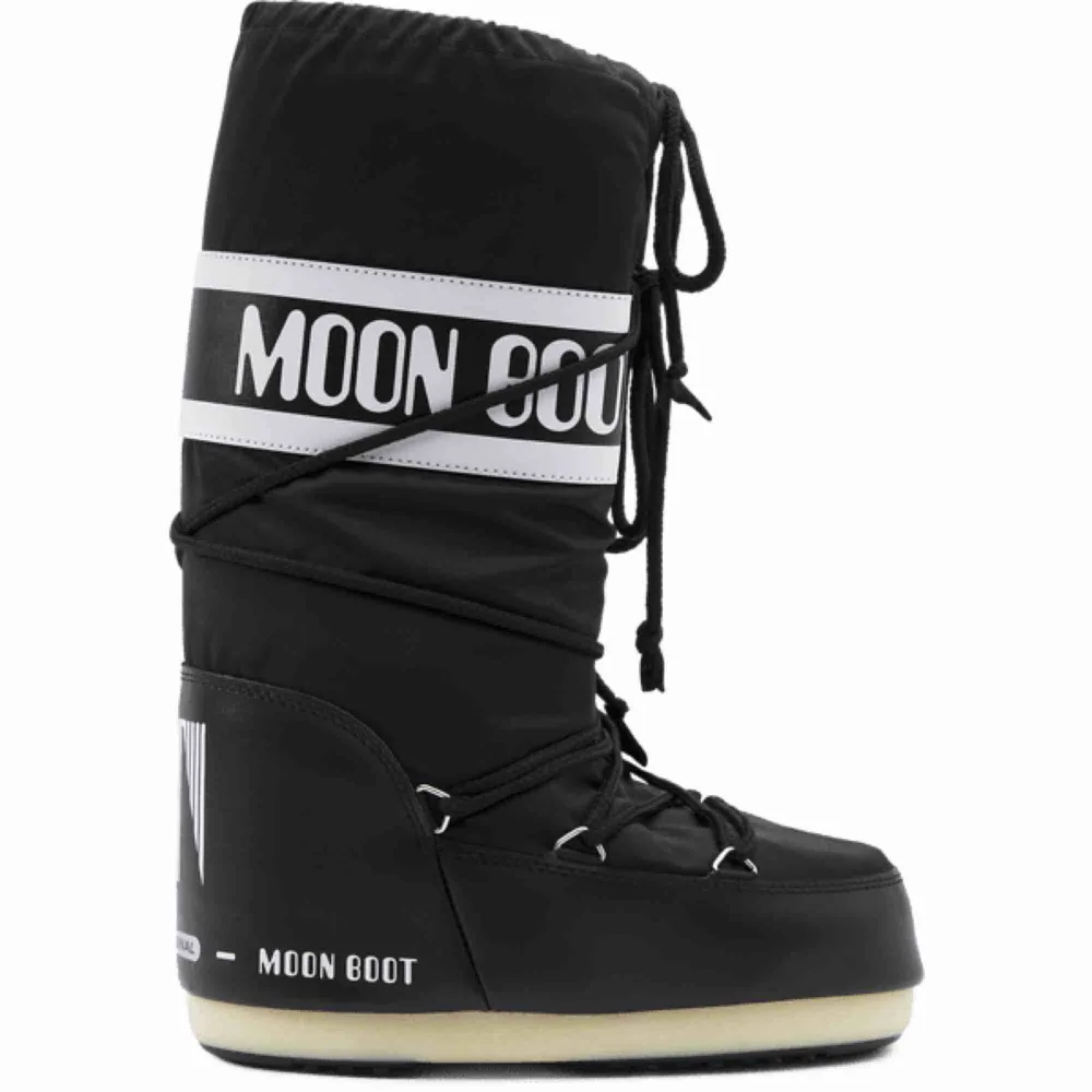 Säljer superfina moon boot som knappt är Använda.  Storlek 37/38. Skor.